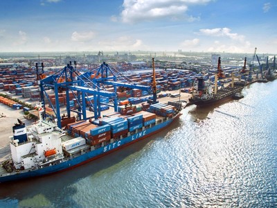 Hoạt động xuất nhập khẩu đóng góp đáng kể vào nguồn thu ngân sách trên địa bàn thành phố. Ảnh: Cảng Đình Vũ