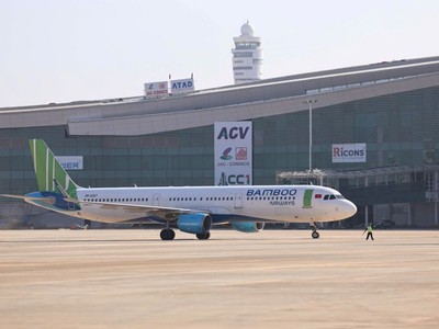 Tàu bay của Bamboo Airways hạ cánh tại Cảng hàng không quốc tế Long Thành. 