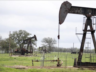 Giàn khoan dầu ở Luling, Texas, Mỹ. Ảnh: THX/TTXVN 