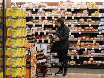 Người dân mua sắm tại siêu thị ở Millbrae, Mỹ, ngày 13/2/2024. Ảnh: THX/TTXVN 