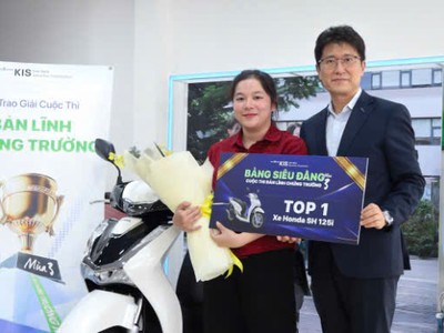 Ông Charlie Shin – CEO Chứng khoán KIS trao giải Nhất (Bảng Siêu đẳng) cho bà Huỳnh Thị Mỹ Duyên.