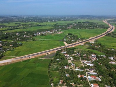 Một đoạn cao tốc Quảng Ngãi - Hoài Nhơn vừa được thông xe trong ngày 19/12. 