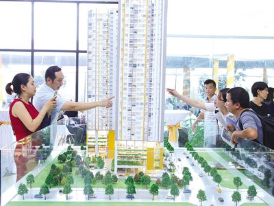 Lãi suất tăng cao khiến người mua nhà e dè khi xuống tiền. 