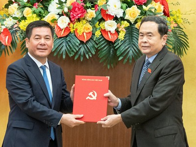 Chủ tịch Quốc hội Trần Thanh Mẫn trao quyết định của Bộ Chính trị cho ông Nguyễn Hồng Diên. Ảnh: PT . 