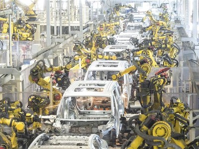 Robot lắp ráp xe ô tô điện của hãng Voyah tại Vũ Hán, tỉnh Hồ Bắc (Trung Quốc) ngày 1/4/2024. Ảnh: THX/TTXVN 