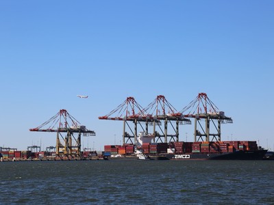 Cảng hàng hóa ở New Jersey, Mỹ. Ảnh: THX/TTXVN