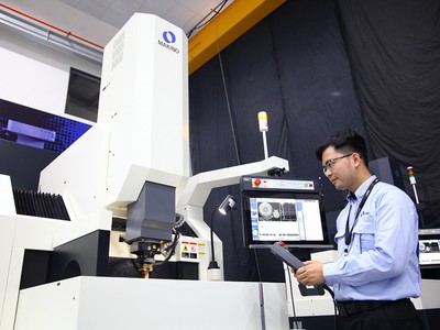 Sản xuất các sản phẩm cơ khí chính xác tại Công ty Makino, Nhật Bản tại Khu công nghệ cao TP.HCM - Ảnh: Lê Toàn