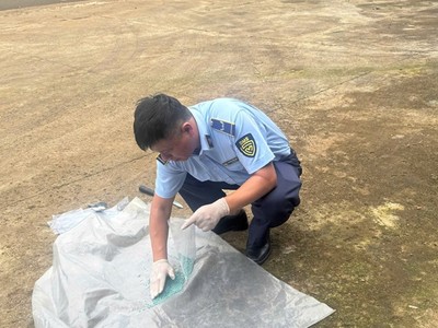 Cán bộ Đội Quản lý thị trường số 10, Chi cục Quản lý thị trường tỉnh Gia Lai lấy mẫu tại cơ sở kinh doanh. Ảnh: Chi cục QLTT tỉnh Gia Lai. 