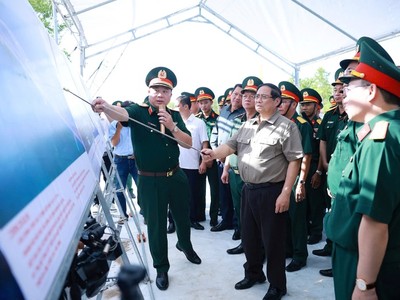 Thủ tướng nghe các đơn vị báo cáo. Ảnh: TTXVN.