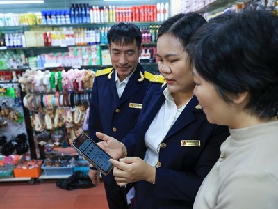 Điểm nhấn lớn của năm là Chiến dịch “60 ngày cao điểm chuyển đổi mô hình từ thuế khoán sang kê khai đối với hộ kinh doanh”. Ảnh: Đức Thanh.