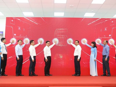 Lãnh đạo TP.HCM và các sở, ngành thực hiện nghi thức ra mắt Trung tâm Phục vụ hành chính công.