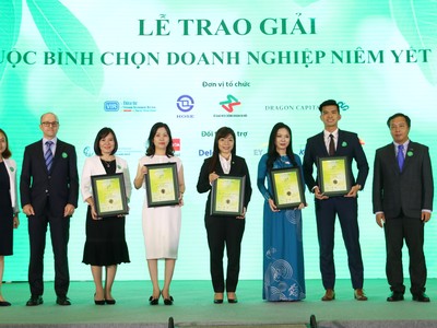 Ông Lê Trọng Minh (ngoài cùng bên phải) trao giải cho các doanh nghiệp đạt giải Phát triển bền vững