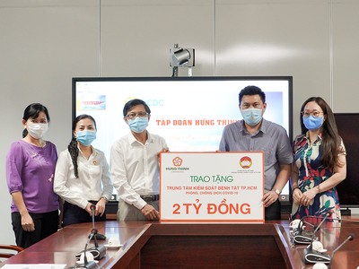 Đại diện Ban Thường trực Ủy ban MTTQ – Ban vận động, tiếp nhận và phân phối Quỹ phòng, chống dịch Covid-19 Thành phố, HCDC cùng Sở Y tế TP.HCM tặng hoa và thư cảm ơn cho đại diện Tập đoàn Hưng Thịnh 