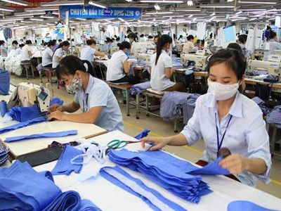Được miễn thuế nguyên vật liệu, nhiều cổ phiếu dệt may tăng trần phiên cuối tháng