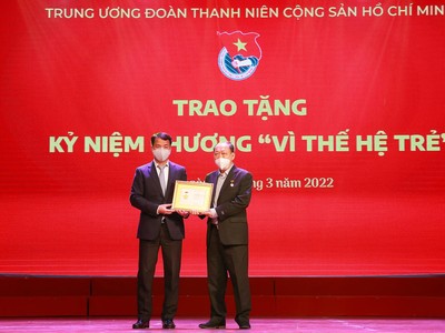 Anh Ngô Văn Cương - Bí thư Ban Chấp hành Trung ương Đoàn, Chủ nhiệm Uỷ ban Kiểm tra Trung ương Đoàn trao Kỷ niệm chương cho ông Đặng Đức Thành