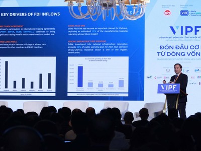 Ông Bruno Jaspaert, Tổng giám đốc Tổ hợp Khu công nghiệp DEEP C trình bày tại Diễn đàn. Ảnh: Lê Toàn