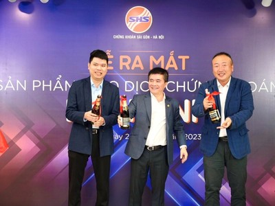 Ông Vũ Đức Tiến, thành viên HĐQT kiêm Tổng giám đốc SHS (đứng giữa) cùng đối tác phát triển phần mềm Lotte-HPT Việt Nam và FTL Việt Nam chúc mừng Lễ ra mắt 