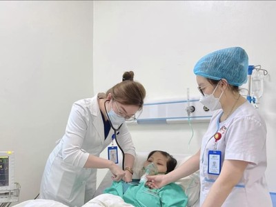 Chăm sóc bệnh nhân tại bệnh viện TNH Thái Nguyên. Ảnh Dũng Minh