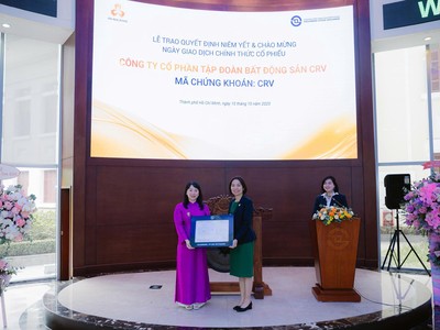 Lãnh đạo HOSE trao chứng nhận niêm yết cho lãnh đạo CRV