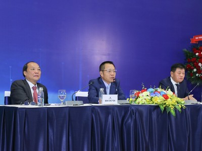 Ban lãnh đạo trả lời câu hỏi của cổ đông