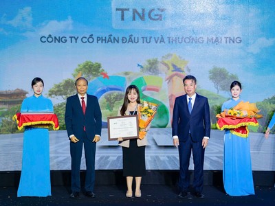 Đại diện TNG nhận Top 10 CSI 2025