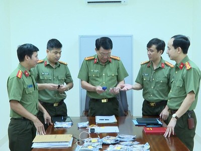 Đại tá Đào Quang Trường, Phó giám đốc Công an thành phố Hải Phòng, Thủ trưởng cơ quan An ninh điều tra kiểm tra tang vật.