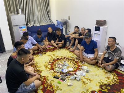 Các đối tượng tham gia đánh bạc dưới hình thức “xóc đĩa” bị Cảnh sát điều tra Công an tỉnh Hưng Yên phát hiện. (Nguồn: Bộ Công an)
