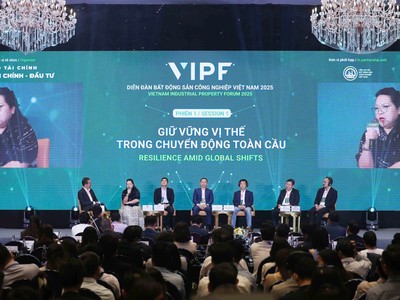 Các diễn giả chia sẻ tại diễn đàn (Ảnh: Lê Toàn)