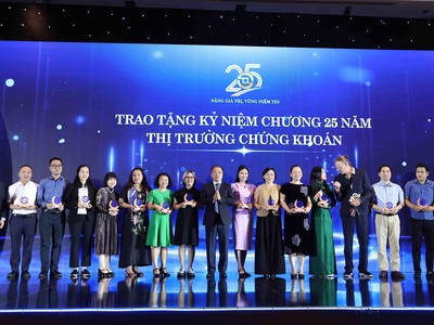 HOSE trao tặng kỷ niệm chương vinh danh nhiều tổ chức, cá nhân, nhà báo nhân dịp kỷ niệm 25 năm thành lập