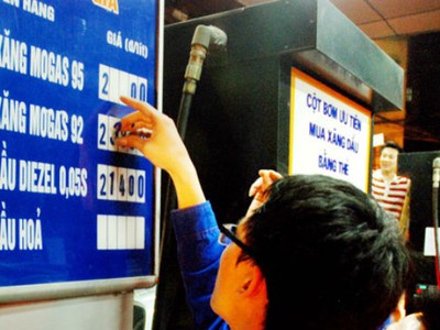 Giá xăng bất ngờ tăng 330 đồng/lít