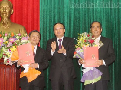 Ông Nguyễn Thanh Bình (bên phải) và ông Võ Kim Cự (bên trái) nhận quyết định của Bộ Chính trị. Nguồn: Báo Hà Tĩnh