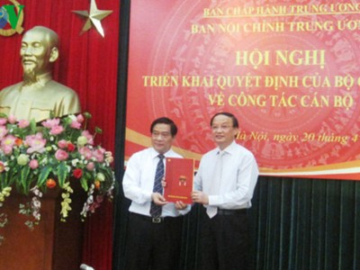 Đồng chí Tô Huy Rứa trao quyết định cho đồng chí Hà Ngọc Chiến