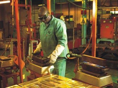 Lực đẩy “Ác-si-mét” giúp vàng không chìm sâu dưới 1.300 USD/ounce