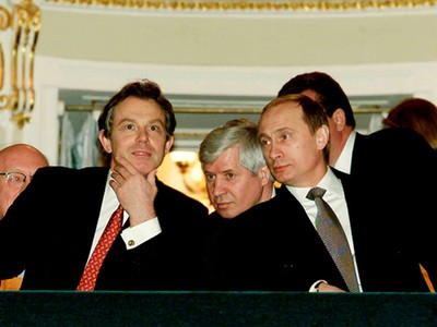 Thủ tướng Anh Tony Blair và Tổng thống Nga Vladimir Putin cùng xem nhạc kịch "Chiến tranh và Hòa bình" tại nhà hát Mariinsky ở St. Petersburg năm 2000
