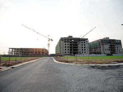 Thị trường bất động sản Việt Nam đang "đóng băng" do thiếu thanh khoản, nhiều dự án vướng rào cản pháp lý (Ảnh minh họa: Dũng Minh)