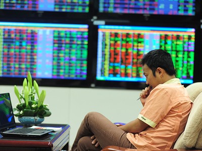 Bloomberg: Lần đầu tiên sau 10 năm, nhà đầu tư nước ngoài rút ròng khỏi TTCK Việt Nam