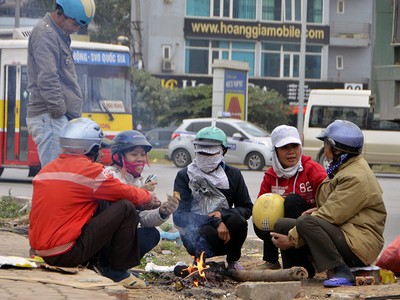 6 độ C, người Hà Nội đốt lửa chống giá lạnh