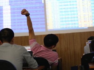 Phiên chiều 24/6: Kỳ lạ bảng điện vẫn đơ khi thanh khoản thấp và nhà đầu tư bị hạn chế hủy sửa lệnh