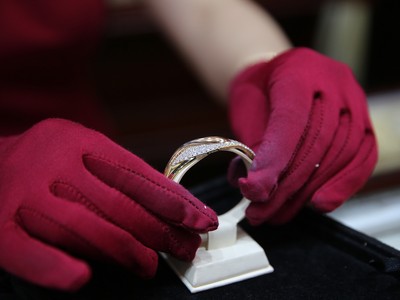 Giá vàng hôm nay ngày 5/5: Vàng "giảm nhiệt" sau khi phá kỷ lục