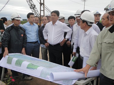 Đầu tàu giao thông và câu chuyện dựng trứng