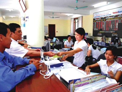 Lương nhân viên ngân hàng trên chục triệu: chỉ là sổ sách?