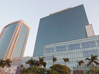 Rất nhiều trung tâm thương mại vắng khách