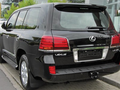 Quy định hiện hành không đề cập số lượng ô tô mà doanh nghiệp có thể nhận dưới hình thức quà biếu, tặng của đối tác nước ngoài