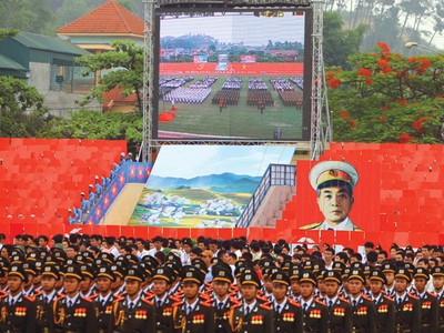 Hình ảnh Đại tướng Võ Nguyên Giáp xuất hiện nổi bật tại Lễ kỷ niệm 60 năm Chiến thắng Điện Biên Phủ