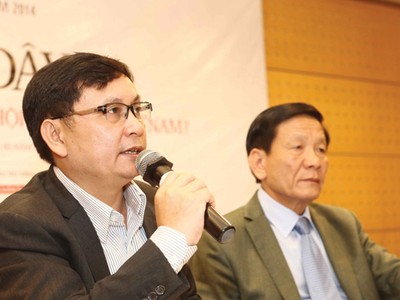 Ông Nguyễn Sơn, Vụ trưởng, UBCK (bên trái) phát biểu tại buổi họp báo