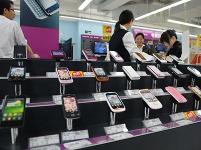 Kinh tế eo hẹp, người dân vẫn rộng tay mua smartphone