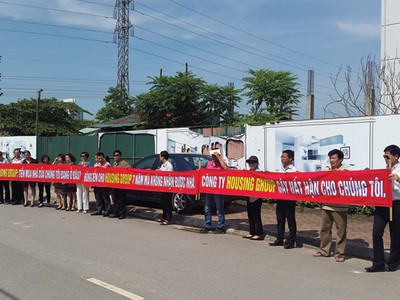 Khách hàng giăng biểu ngữ tố cáo Housing Group tại Dự án Khu nhà ở kinh doanh 