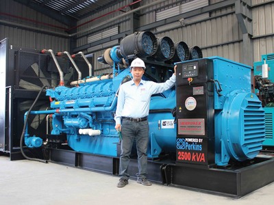 Ông Trần Thành Trọng bên “đứa con tinh thần”, tổ máy phát điện công suất cực đại 2.500 KVA 