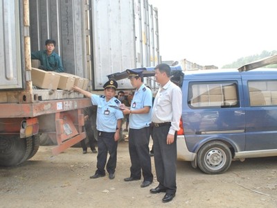 Hải quan và biên phòng kiểm tra xe khi thông quan tại Cửa khẩu Tân Thanh
