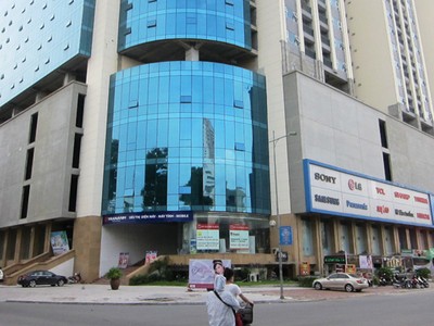 Khởi công từ năm 2009, bàn giao những căn hộ đầu tiên cho khách hàng vào cuối năm 2013. Siêu thị điện máy Trần Anh cũng đã “cắm rễ” ở đây từ nửa năm nay, đã có siêu thị bán lẻ hoạt động, Dự án Hồ Gươm Plaza (Mộ Lao, quận Hà Đông) với bề ngoài hào nhoáng, 